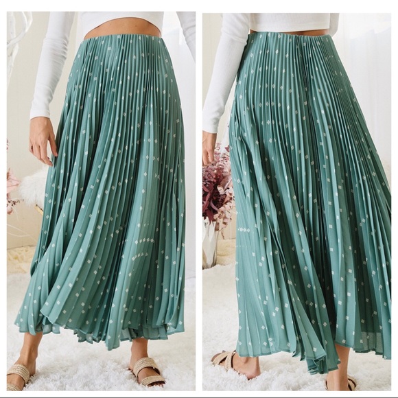 Gorgeous Pleated Woven Maxi Skirt - Picture 4 of 4
